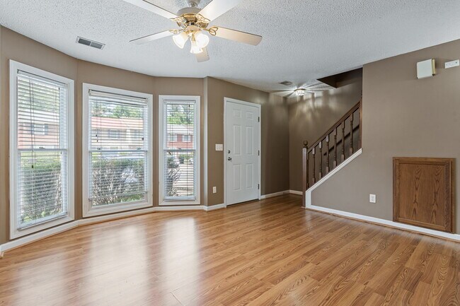 Foto del edificio - 5049 Falling Creek Ln
