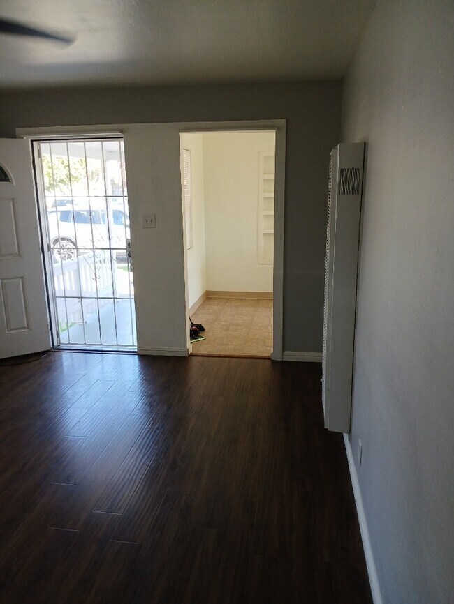Building Photo - Cute Duplex off of Stockton Blvd