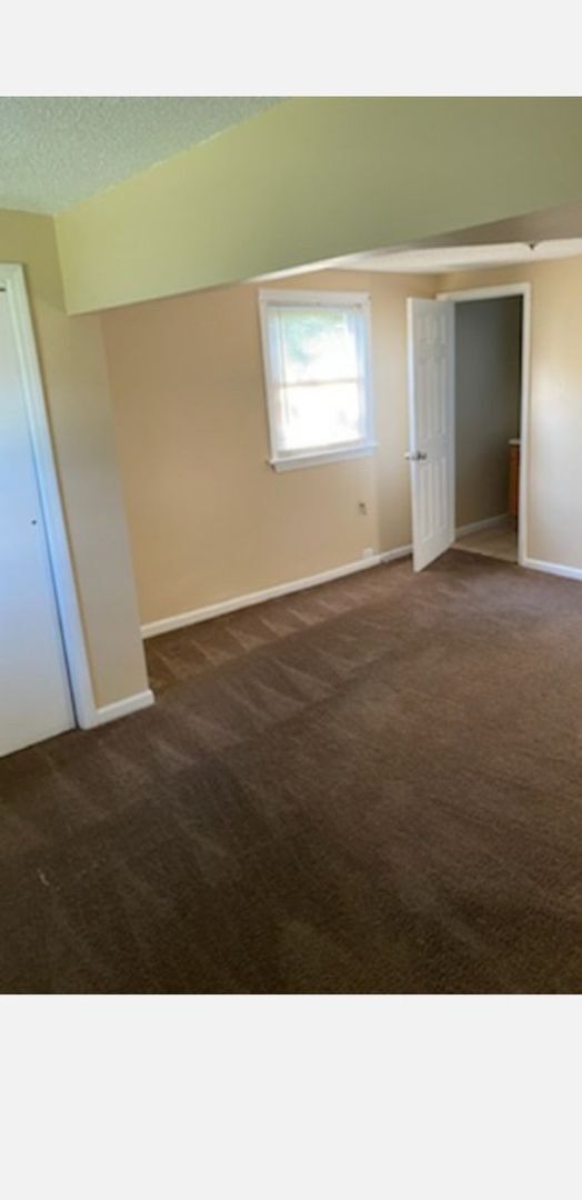 Foto del edificio - BIG 3 Bedroom House For Rent
