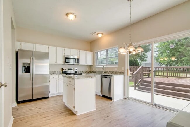 Building Photo - 3003 Riverbrooke Dr
