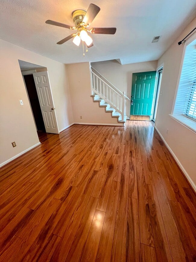 Building Photo - 3 Bedroom Townhome in Forest