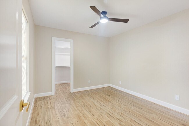 Foto del edificio - 2329 Lidstone St