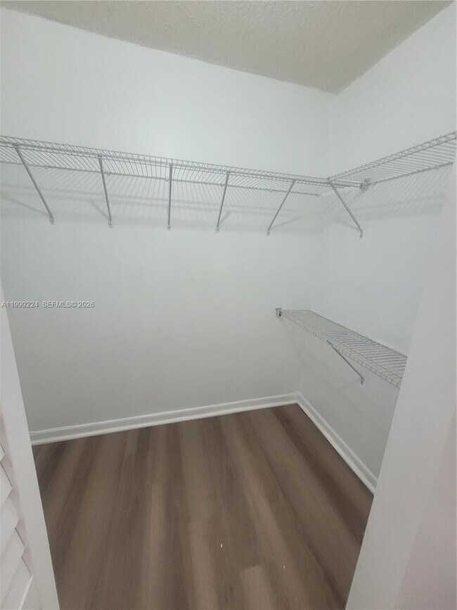 Foto del edificio - 10773 Cleary Blvd