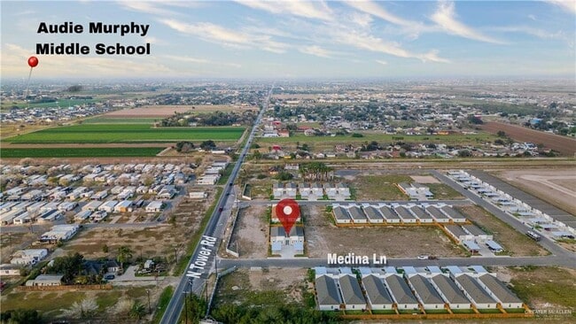 Foto del edificio - 33 Medina Drive Service Rd