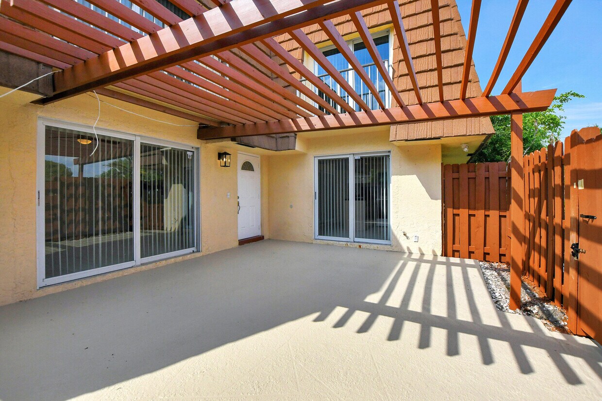 Foto principal - 2555 Albatross Rd N