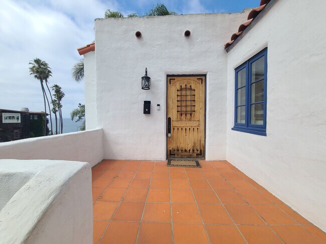 Foto del edificio - Charming 2 Bed 1 bath "fully furnished monthly rental" in La Jolla Village.