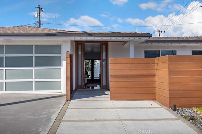 Building Photo - 496 E 16th St