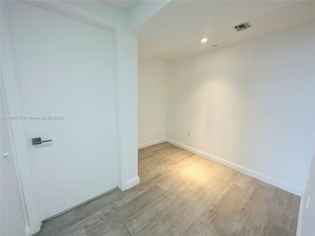 Foto del edificio - 45 SW 9th St