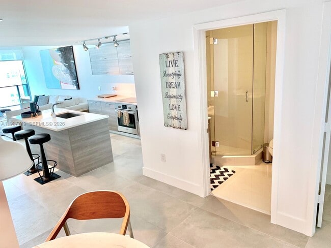 Foto del edificio - 650 NE 32nd St