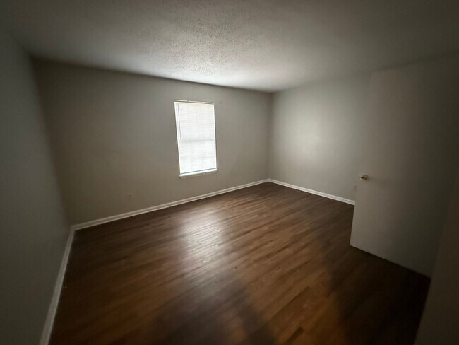 Building Photo - 304 Carriage Ln