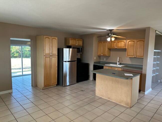 Foto del edificio - 22202 Midway Blvd