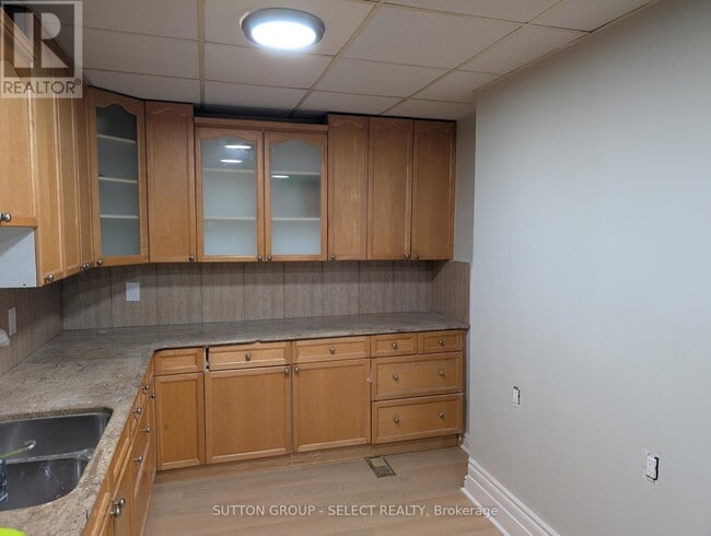 Building Photo - 627 Wellington St