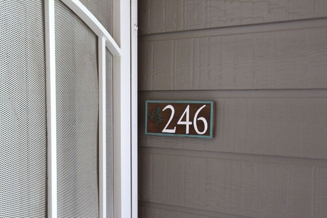 Building Photo - Spacious 2 Bedroom Condo with Private Balcony & Soaking Tub