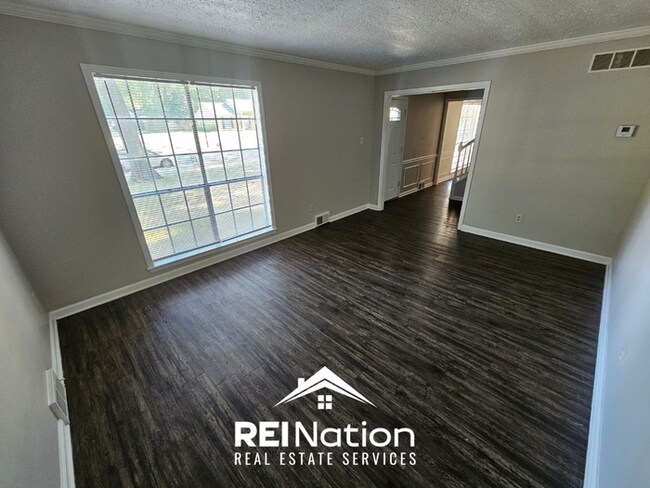 Foto del edificio - HUGE 4BR/2.5BA MEMPHIS HOME! | Vinyl Plank & Brick Fireplace | Fenced Yard!