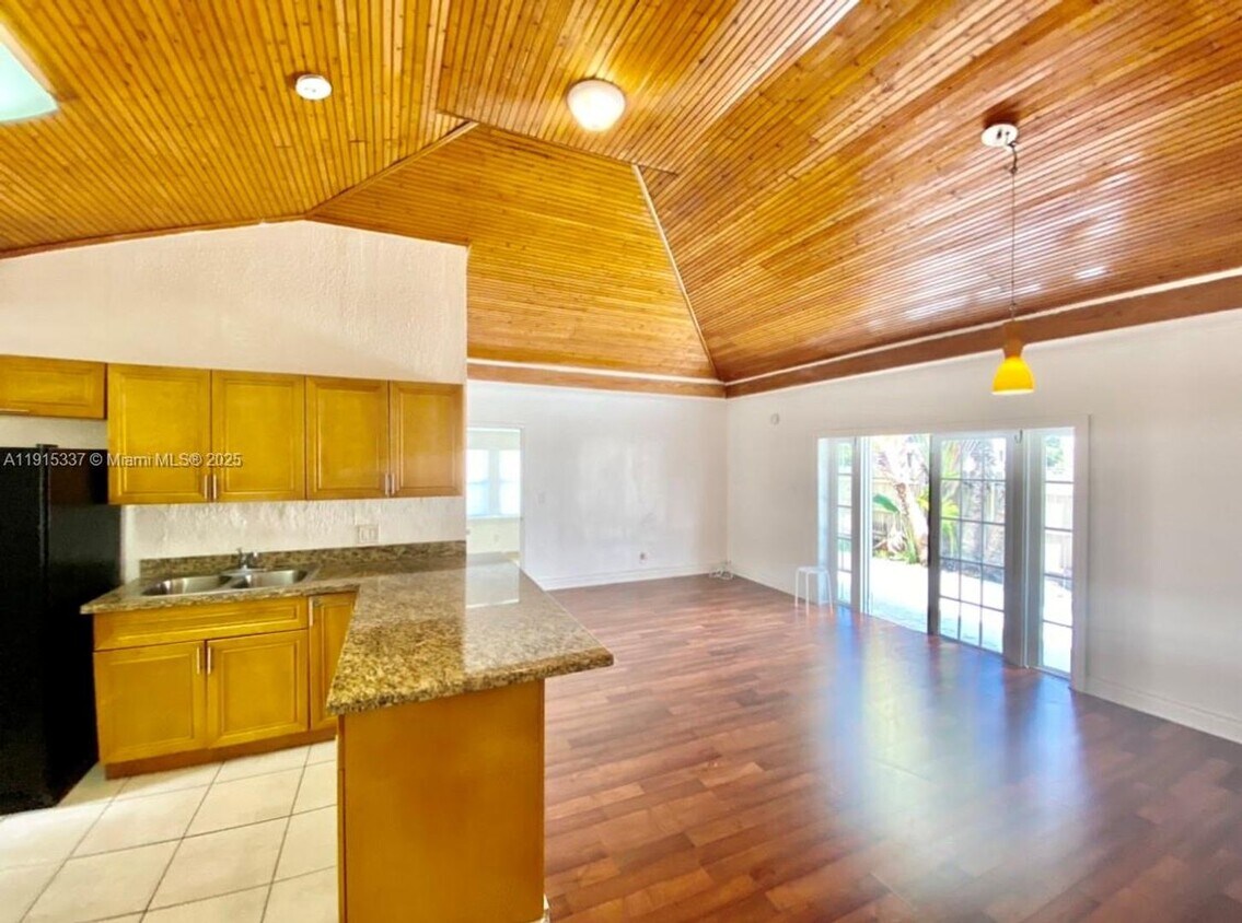 Foto principal - 2402 NW 42nd St