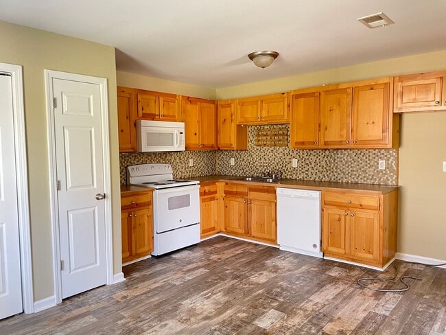 Building Photo - Remodeled 3 Bedroom/2 Bath in Awesome School Dristrict