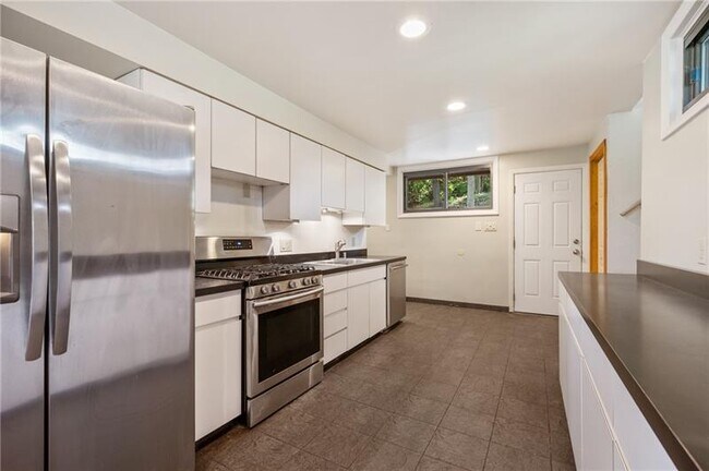 Building Photo - 740 Olivant Pl