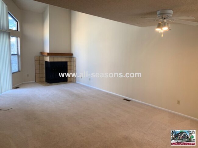 Foto del edificio - An awesome find with this townhome located...