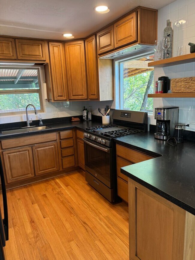 Building Photo - 837 Country Club Dr