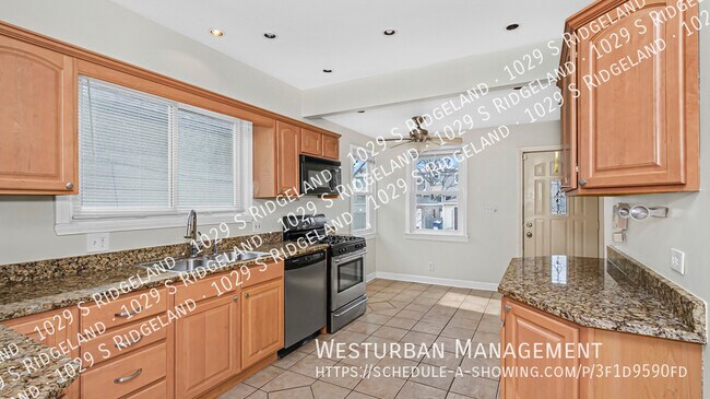 Building Photo - Spacious Oak Park Bungalow