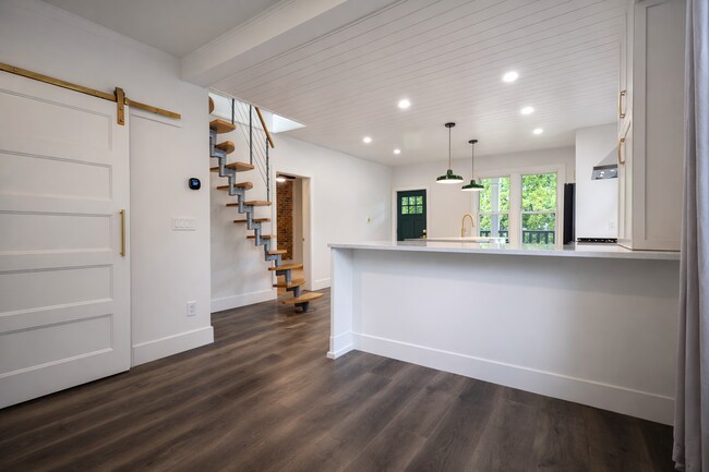 Photo du bâtiment - 34758 Clayburn Rd