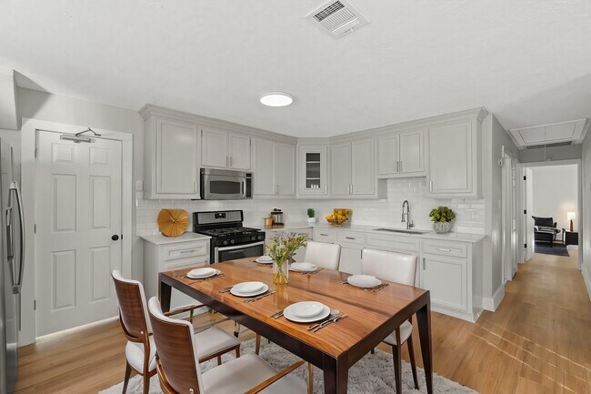 Building Photo - 915 Avenue E