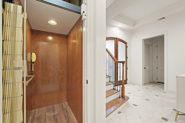 Building Photo - 521 Lovett Blvd