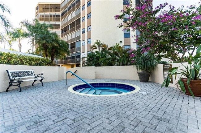 Foto del edificio - 7400 Radice Ct