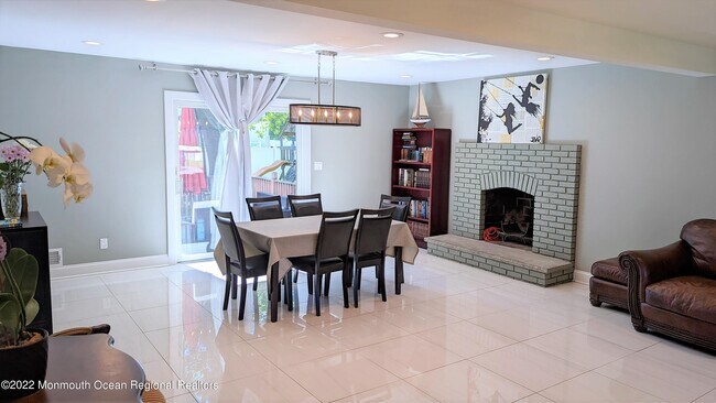 Building Photo - 1 Darien Dr