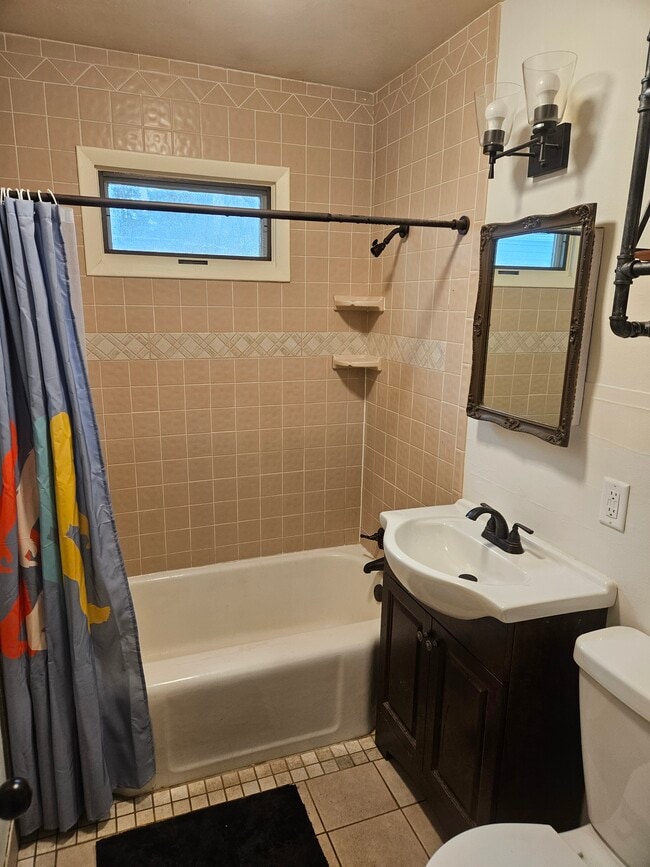 Guest House - 807 E Yampa St