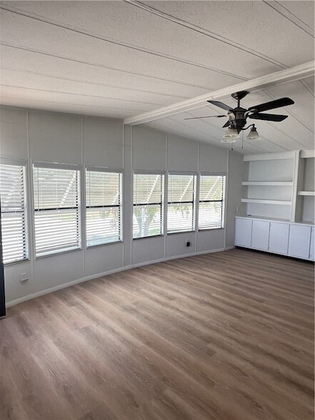 Foto del edificio - 812 Oleander Cir