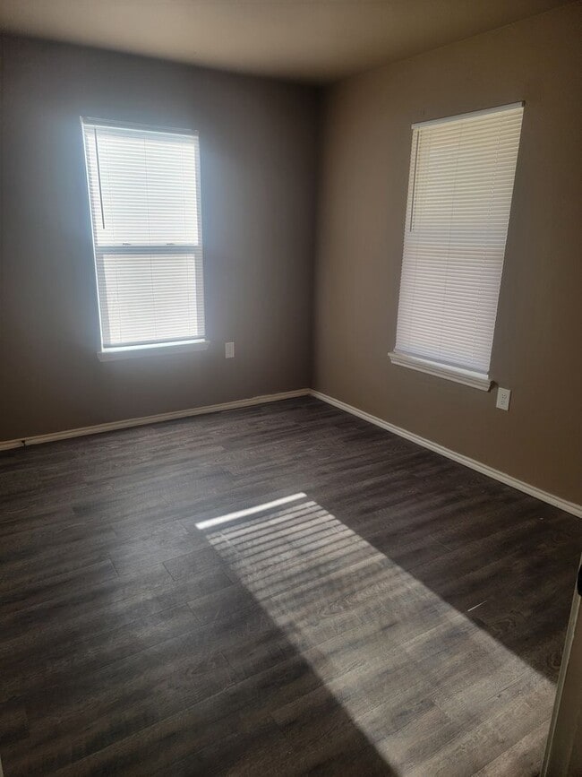 Building Photo - 3BD 2BR 1 CAR GARAGE *Section 8 approved