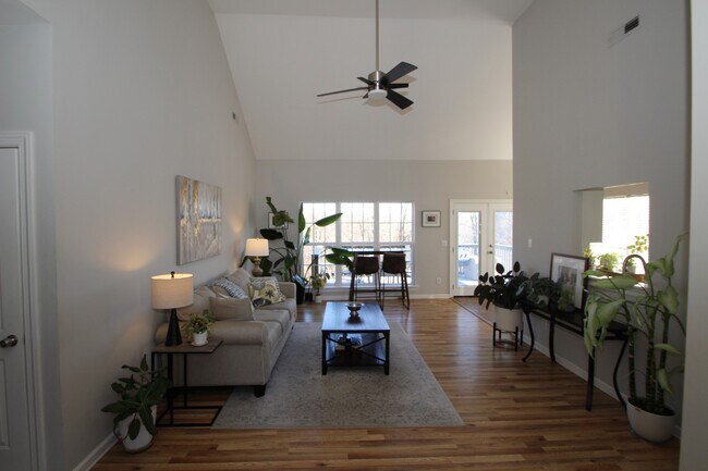 Foto del edificio - 2714B Eastland Ave