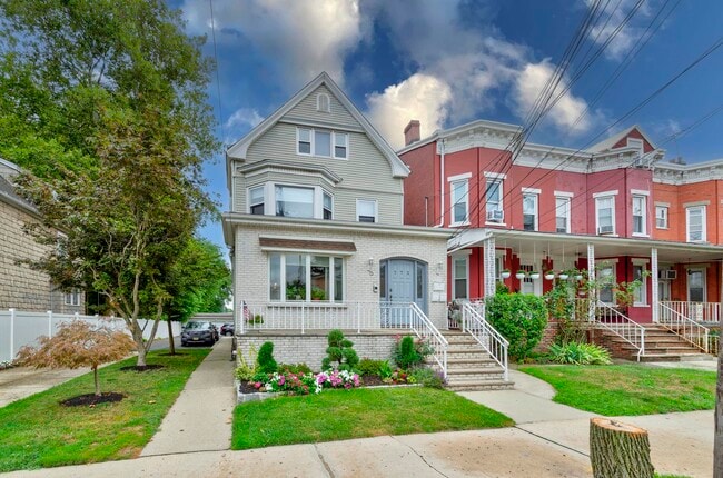 Building Photo - 772 Avenue C
