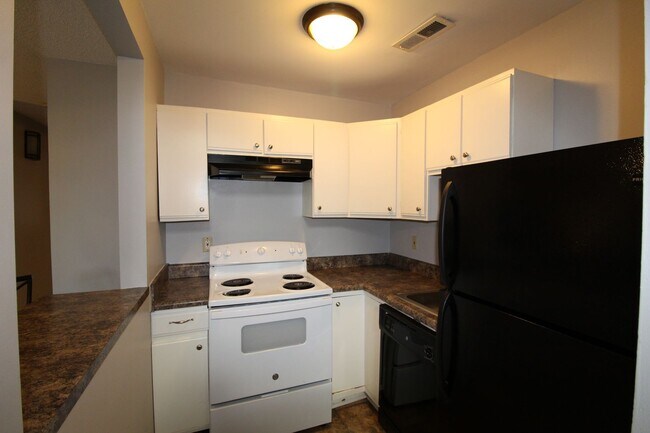 Building Photo - 1330 Bradley Dr