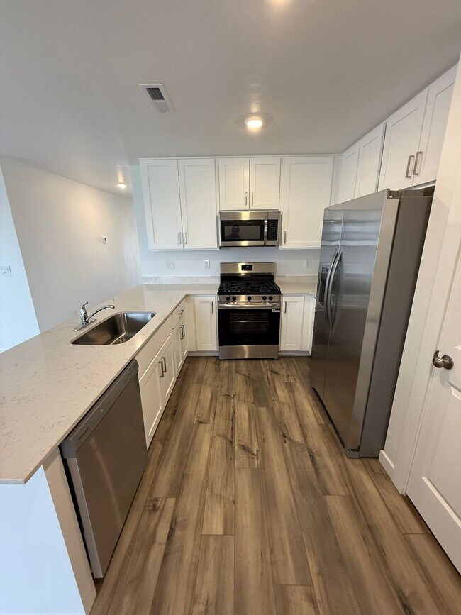 Foto del edificio - First Full Months Rent Free!-Beautiful 4 b...