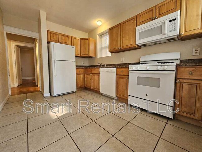Building Photo - 5065 Lindenwood Ave