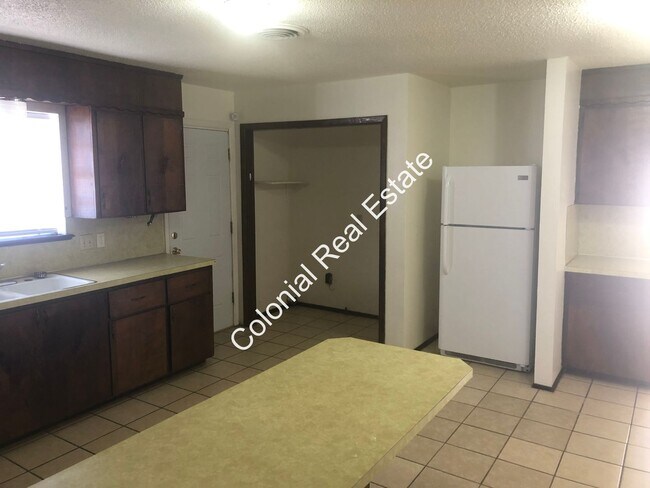 Building Photo - Spacious 1 bedroom 1 bathroom apartment.