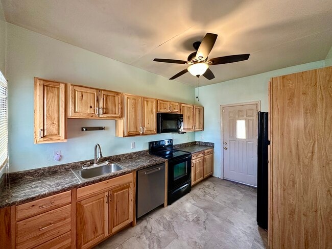 Building Photo - 628 Superior St