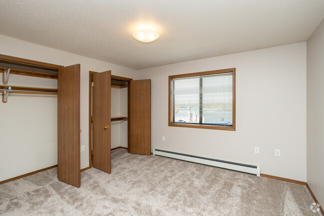 2BR, 1BA - 1020SF - Dormitorio principal - Eastern Hills Apartments