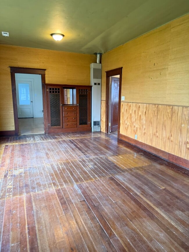 Foto del edificio - Large 2 bedroom 1 bath with bonus room