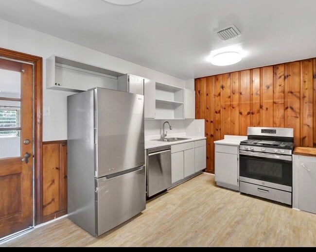 Building Photo - 2044 Thonig Rd