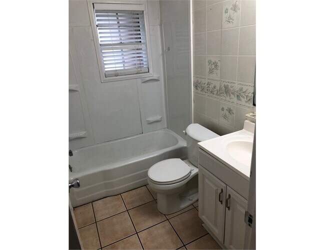 Building Photo - 6260 Sarasota Dr