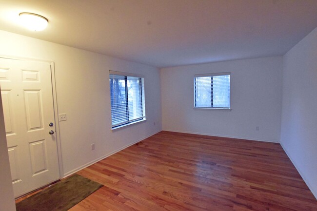 Building Photo - 2-Bedroom Duplex with full basement, 1-Car...