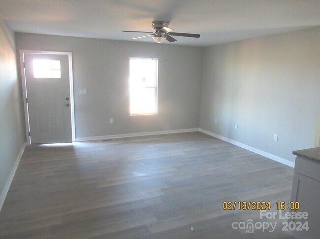 Foto del edificio - 403 Brook Iii School Rd