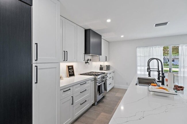 Building Photo - 4193 Hyacinth Cir N