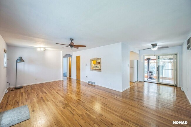Building Photo - Spacious 4BR House in Denver