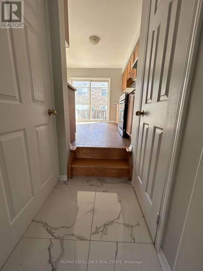 Building Photo - 837 McKay Crescent