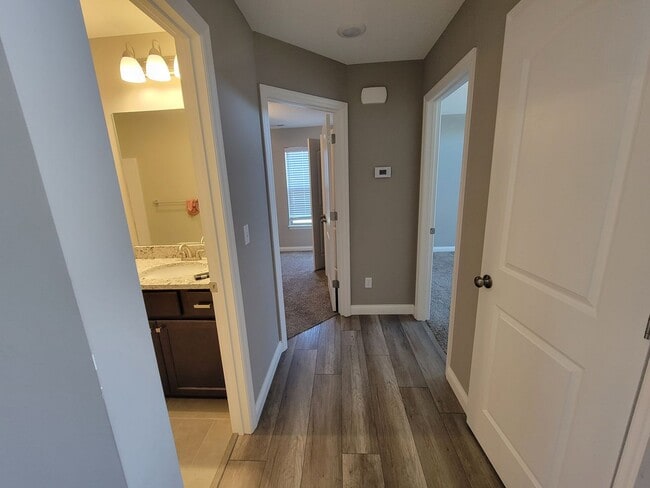 Building Photo - 3 bed/2 bath single- family home