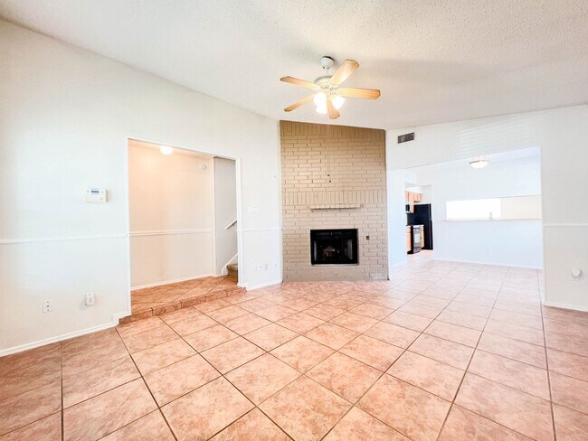 Foto del edificio - Inviting 4 Bedroom, 2.5 Bathroom Home with Covered Deck & Garage